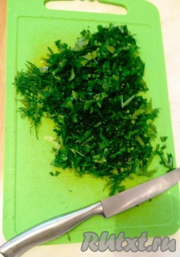 Зелень укропа и петрушки мелко рубим.
