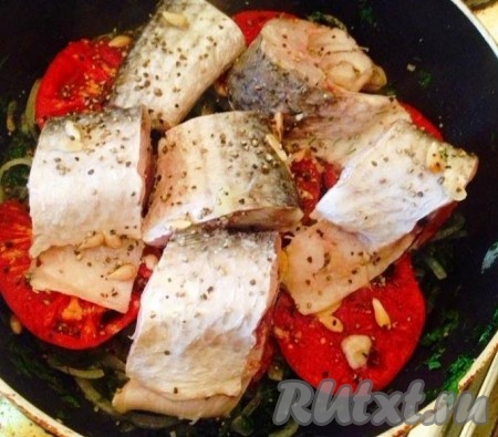 Выкладываем рыбу на овощную подушку, приправляем ее солью и перцем, накрываем крышкой и готовим пару минут.
