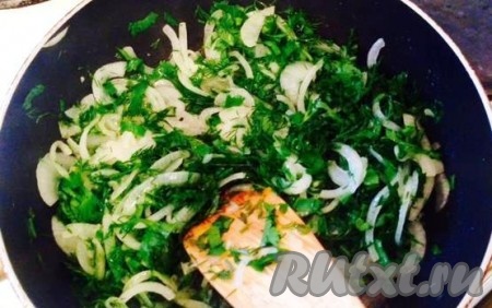 На хорошо разогретую сковороду наливаем растительное масло и обжариваем зелень вместе с луком.
