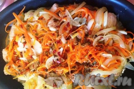 На мясо выкладываем лук с морковью, добавляем перец горошком, лавровый лист, специи, заливаем маринадом (100 мл маринада надо оставить для хлеба), накрываем крышкой, ставим на огнь, после закипания огонь убавляем и готовим минут 30.
