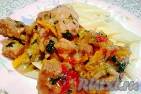 Приготовленную очень вкусную, сочную свинину в пиве посыпаем петрушкой и мелко порубленным чесноком.
