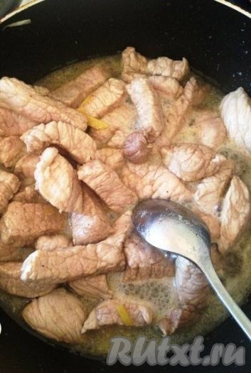 Свинину вынимаем из пива, обсушиваем и слегка обжариваем на растительном масле, добавляем мед, соль, перец и хорошо перемешиваем.
