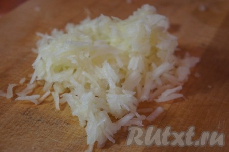 У кабачка срезать кожуру, если семечки крупные, их нужно будет удалить. 200 грамм подготовленного кабачка натереть на крупной тёрке, отжать от лишней жидкости (выделившийся сок нам не потребуется).