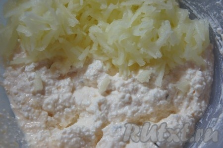 К творожной массе добавить кабачковую массу, отжатую от лишней жидкости, перемешать.