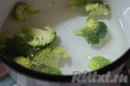Брокколи я использовала для украшения запеканки, можно обойтись и без неё. Но если вы будете добавлять брокколи, тогда её нужно промыть водой,&nbsp; разрезать вдоль, выложить в кастрюлю с кипящей водой и отварить в течение 3-4 минут (до полуготовности), затем откинуть на дуршлаг, обдать холодной водой (обдавать холодной водой нужно для того, чтобы сохранить яркий цвет брокколи).
