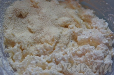 Всыпать манку и соду, перемешать.