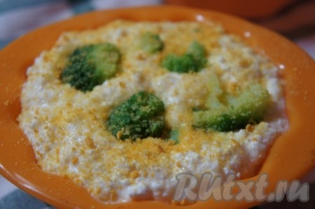 Творожно-кабачковую массу выложить в силиконовые формы для выпечки (я разложила по 2 формочкам, можно выложить в 1 форму), сверху, по желанию, присыпать панировочными сухарями и выложить брокколи, слегка утопив соцветия. 