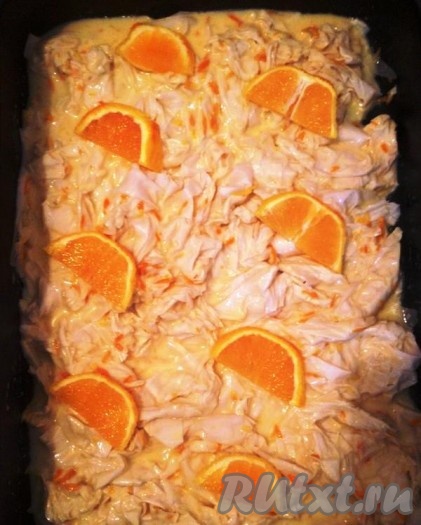 Полученной смесью заливаем тесто фило, аккуратно перемешиваем ложкой, чтобы равномерно распределить массу. Сверху украшаем дольками апельсина. Ставим в разогретую духовку на 45-50 минут при температуре 180 градусов (у меня выпекался 25 минут).
