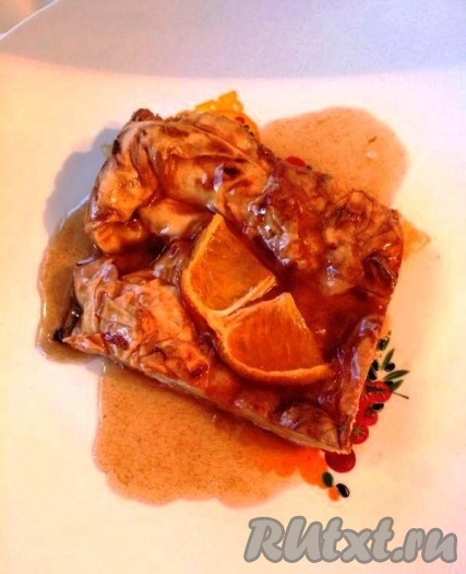 Горячий пирог заливаем охлажденным сиропом и оставляем на 1 час, чтобы сироп впитался. Пирог из теста фило и апельсинов получился очень нежным и невероятно вкусным.
