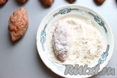 Зразы со всех сторон обвалять в муке и обжарить на растительном масле до румяного цвета с двух сторон.