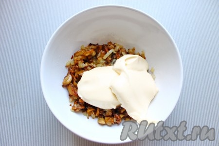 Для приготовления начинки нужно нарезать шампиньоны и очищенную луковицу, затем выложить на сковороду, разогретую с растительным маслом, обжарить, помешивая, на среднем огне до золотистого цвета. Затем дать немного остыть, соединить со сливочным сыром, посолить, поперчить и перемешать.
