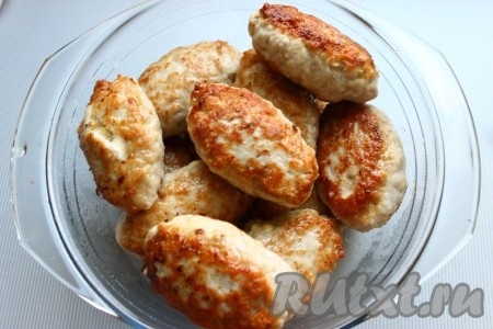 Обжаренные зразы выложить в форму для запекания (у меня стеклянная форма с крышкой), закрыть крышкой (или фольгой) и поставить в заранее разогретую до 160 градусов духовку на 30-40 минут.
