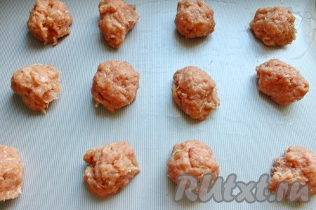 Затем фарш разделить на одинаковые части (рабочую поверхность и руки смачивать водой, чтобы фарш не лип к рукам).
