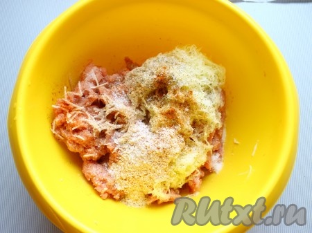 Кабачок (можно заменить, например, на тыкву или патиссон) и чеснок натереть на мелкой тёрке, выложить к фаршу, добавить панировочные сухари, соль, чёрный молотый перец, сахар и тщательно перемешать, при необходимости, добавить чуть воды, чтобы фарш не был слишком крутым.
