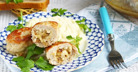 Очень вкусные, сочные зразы, приготовленные из фарша с начинкой из грибов и сыра, достать из духовки и подать к столу с гарниром (я подала с картофельным пюре).
