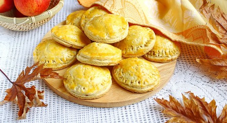 Пирожки из песочного теста с капустой