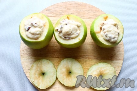 "Чашечки" из яблок наполнить начинкой, закрыть "крышечками".