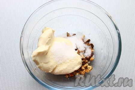 Грецкие орехи крупно порубить. В миске соединить сливочный сыр, порубленные орехи, сахар и корицу, хорошо перемешать и начинка для яблок готова.