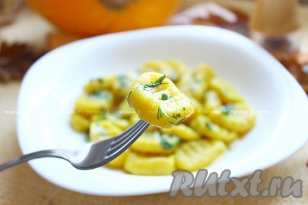 Аппетитные, вкусные тыквенные ньокки полить чесночным маслом и подать к столу. По желанию, блюдо можно посыпать натёртым сыром.