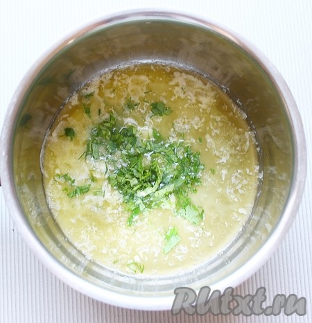 Ньокки из тыквы я подала с "чесночным" маслом, для его приготовления нужно зелень и чеснок мелко порубить и положить в растопленное тёплое масло, тщательно перемешать и оставить минут на 5.