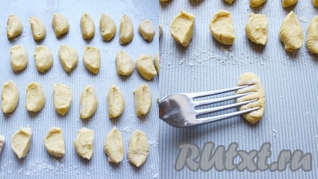 "Колбаску" нарезать на одинаковые части, кусочкам теста придать овальную форму и слегка примять вилкой.&nbsp;
