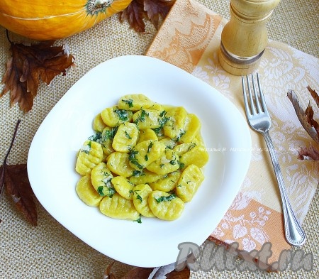 Аппетитные, вкусные тыквенные ньокки полить чесночным маслом и подать к столу. По желанию, блюдо можно посыпать натёртым сыром.