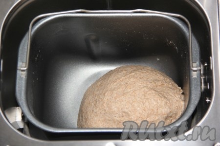 Выставить режим выпечки "Основной" (время 3 часа 10 минут), вес - 750 грамм, цвет корочки - светлый. Следить за формированием колобка: если тесто жидкое, то добавить муки.
