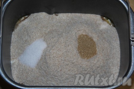 Далее всыпать два вида муки. Соль и дрожжи всыпать по разным углам. Производить закладку продуктов так, как указано в инструкции к вашей хлебопечке.