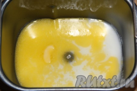 В ведёрко хлебопечки влить тёплую воду, кефир комнатной температуры и растопленное масло. Всыпать сахар.