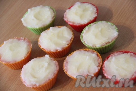В середину мясной корзиночки выложить картофельное пюре.
