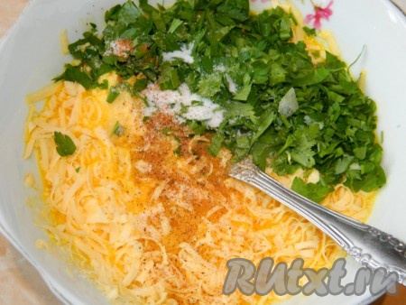 В отдельной ёмкости смешать яйца, натёртый сыр, порезанную зелень, соль и специи.
