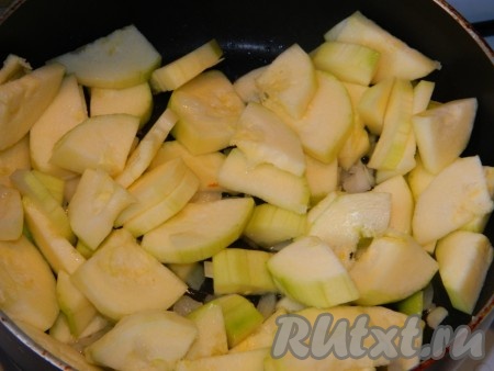 Кабачки очистить от кожуры (если кабачки молодые, то кожуру можно не очищать), порезать и обжарить с&nbsp; луком, периодически помешивая, до полуготовности кабачков.
