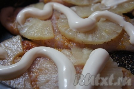 Сверху смазать ананасы майонезом.