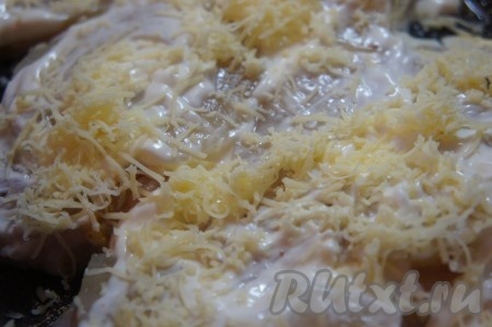 Присыпать слой из майонеза натёртым на мелкой тёрке сыром. Запекать отбивные из куриной грудки с ананасами в духовке, заранее разогретой до 180 градусов, в течение 30 минут. Сыр расплавится и мясо покроется аппетитной, румяной корочкой.