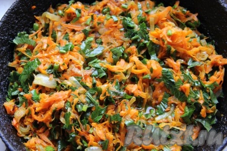 К остывшим овощам,&nbsp;опираясь на свой вкус, добавляем мелко нарезанную зелень сельдерея и выдавленный чеснок, слегка присаливаем и перемешиваем.
