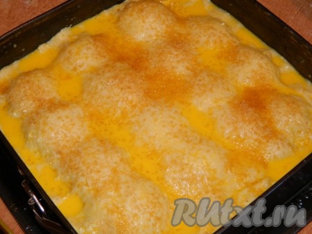 Раскатываем вторую половину теста и выкладываем на пирог, защипывая края. Верх смазываем взбитым яйцом, посыпаем смесью из 1 столовой ложки сахара и 1/3 чайной ложки корицы. Выпекаем пирог с половинками яблок в разогретой духовке при температуре 180 градусов 50-60 минут (до румяности творожного теста).