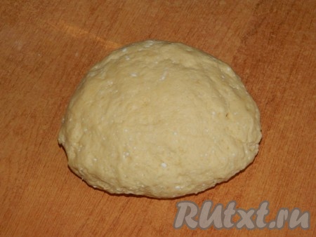 Всыпаем соду и муку, перемешиваем, замешивая тесто. Творожное тесто должно получиться приятным в работе, не липнущим. Заворачиваем тесто в пищевую плёнку (или в целлофановый пакет) и убираем на 30 минут в холодильник.