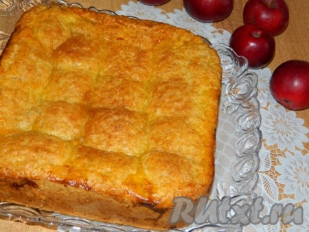 Готовый пирог немного остужаем и выкладываем на тарелку.