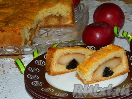 А вот каким получается пирог с половинками яблок на творожном тесте в разрезе.