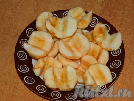 За это время почистим яблоки и разрежем их на половинки, удалив середину. Чернослив промываем, обдаём кипятком, обсушиваем, выложив на бумажное полотенце (или на салфетки).