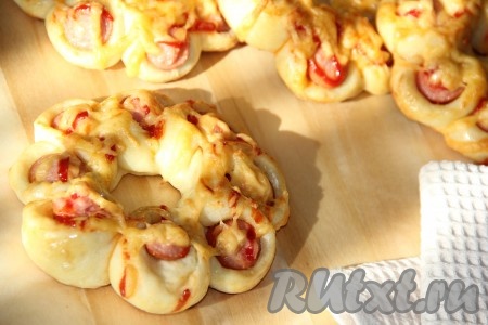 Сосиски из дрожжевого теста подавать к столу горячими. Этот рецепт - ещё одна возможность приятно удивить близких вкусной выпечкой.
