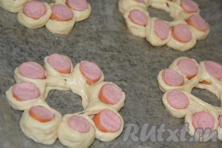 Аккуратно выложить получившиеся цветочки на противень, застеленный пергаментом. Дать тесту немного подойти в течение 20 минут.