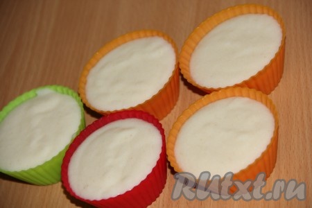 Разлить горячую кашу по силиконовым формочкам и поставить в холодильник до полного застывания.