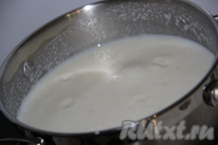 Постоянно помешивая, довести манную кашу до кипения и варить 3-5 минут (кашу нужно постоянно помешивать, чтобы избежать образования комочков).
