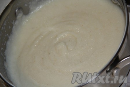 После того как каша загустеет, снять её с огня.
