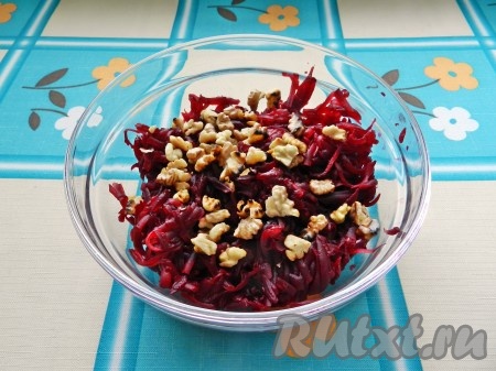 Грецкие орехи очистить, поджарить на сухой сковороде, порубить на крупные кусочки. Добавить орехи к свекле.