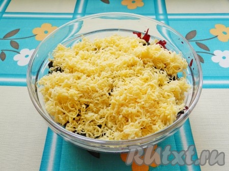 Сыр натереть на мелкой терке. Немного сыра оставить для подачи, остальной добавить в салат, перемешать.