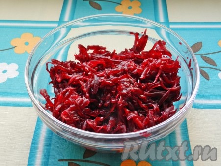 Свеклу очистить и натереть на крупной терке.