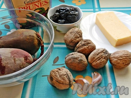 Ингредиенты для приготовления салата из свеклы с сыром и черносливом 