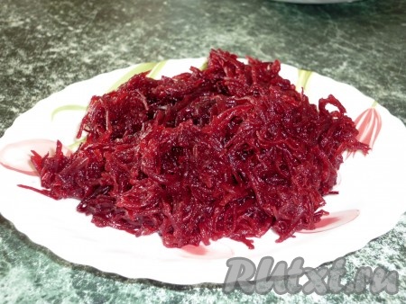 Остывшую свеклу натираем на крупной тёрке.
